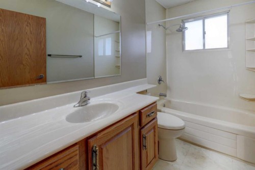 2328 Munro Drive Ne, Calgary, AB - Indoor Photo Showing Bathroom