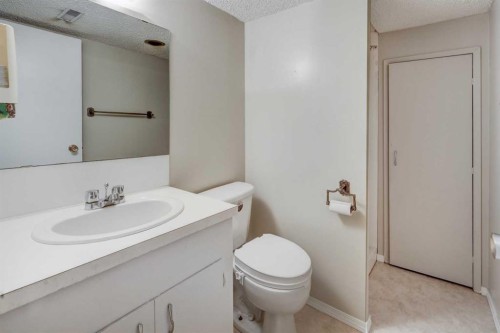 2328 Munro Drive Ne, Calgary, AB - Indoor Photo Showing Bathroom