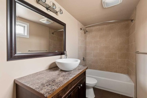 5615 20 Street Sw, Calgary, AB - Indoor Photo Showing Bathroom
