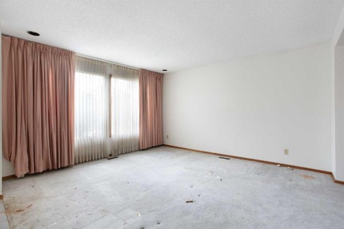 608 Aboyne Crescent Ne, Calgary, AB - Indoor Photo Showing Other Room