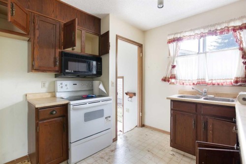 608 Aboyne Crescent Ne, Calgary, AB - Indoor Photo Showing Kitchen With Double Sink