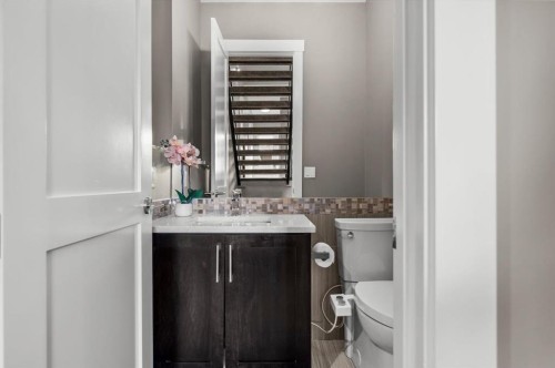 449 28 Avenue Nw, Calgary, AB - Indoor Photo Showing Bathroom