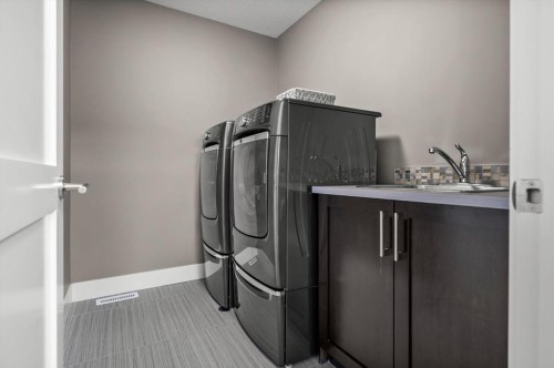 449 28 Avenue Nw, Calgary, AB - Indoor Photo Showing Laundry Room