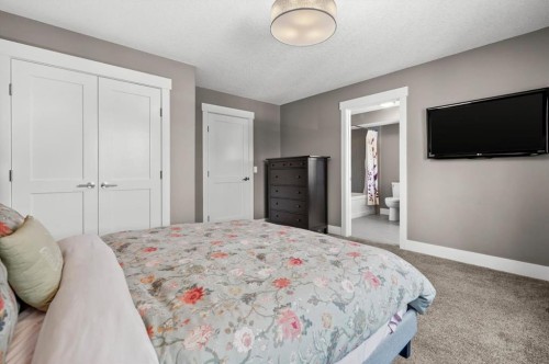 449 28 Avenue Nw, Calgary, AB - Indoor Photo Showing Bedroom