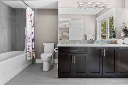 449 28 Avenue Nw, Calgary, AB - Indoor Photo Showing Bathroom
