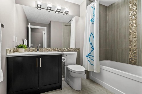 449 28 Avenue Nw, Calgary, AB - Indoor Photo Showing Bathroom