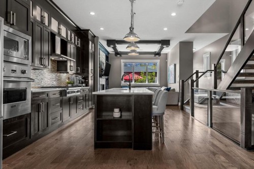449 28 Avenue Nw, Calgary, AB - Indoor Photo Showing Kitchen With Upgraded Kitchen