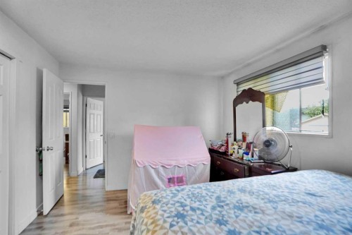 168 Castlebrook Drive Ne, Calgary, AB - Indoor Photo Showing Bedroom