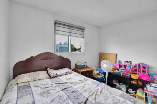 168 Castlebrook Drive Ne, Calgary, AB - Indoor Photo Showing Bedroom