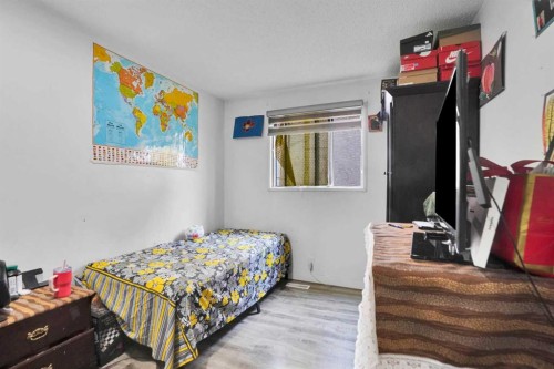 168 Castlebrook Drive Ne, Calgary, AB - Indoor Photo Showing Bedroom
