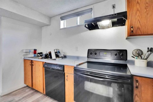 168 Castlebrook Drive Ne, Calgary, AB - Indoor Photo Showing Kitchen