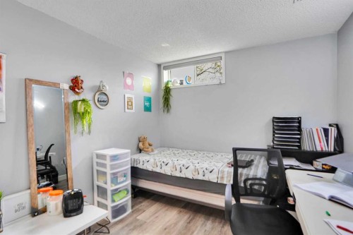 168 Castlebrook Drive Ne, Calgary, AB - Indoor Photo Showing Bedroom