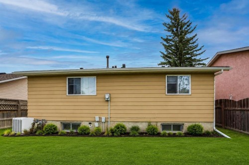 168 Castlebrook Drive Ne, Calgary, AB - Outdoor