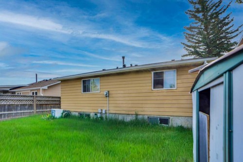 168 Castlebrook Drive Ne, Calgary, AB - Outdoor With Exterior