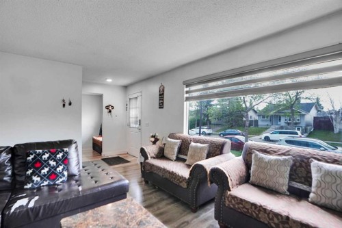 168 Castlebrook Drive Ne, Calgary, AB - Indoor Photo Showing Living Room