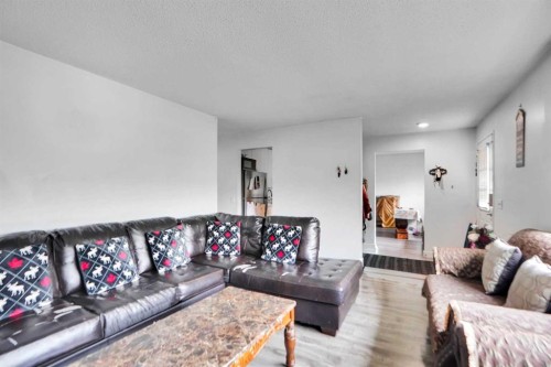 168 Castlebrook Drive Ne, Calgary, AB - Indoor Photo Showing Living Room