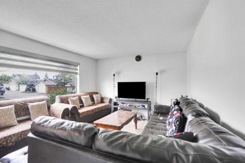 168 Castlebrook Drive Ne, Calgary, AB - Indoor Photo Showing Living Room