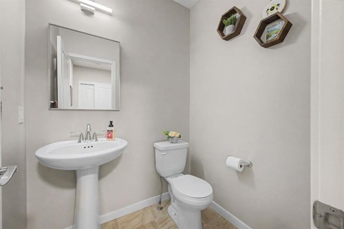 53 Fireside Crescent, Cochrane, AB - Indoor Photo Showing Bathroom