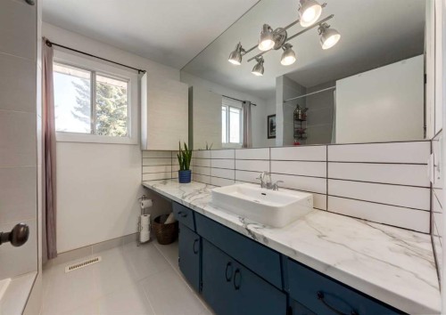 10012 Oakfield Drive Sw, Calgary, AB - Indoor Photo Showing Bathroom