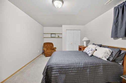 5611 Sunrise Crescent, Olds, AB - Indoor Photo Showing Bedroom