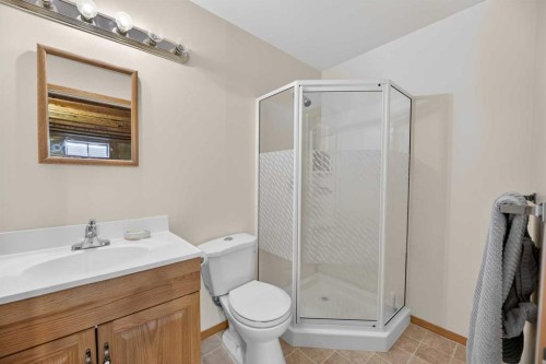 5611 Sunrise Crescent, Olds, AB - Indoor Photo Showing Bathroom