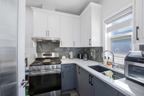 1153 Chinook Gate Bay Sw, Airdrie, AB - Indoor Photo Showing Kitchen With Double Sink With Upgraded Kitchen