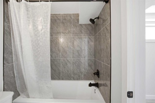 1153 Chinook Gate Bay Sw, Airdrie, AB - Indoor Photo Showing Bathroom