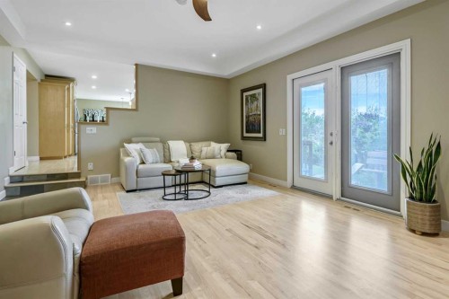 39 Canova Close Sw, Calgary, AB - Indoor Photo Showing Living Room