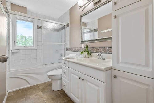39 Canova Close Sw, Calgary, AB - Indoor Photo Showing Bathroom