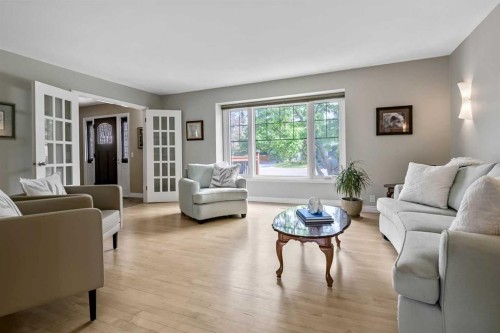39 Canova Close Sw, Calgary, AB - Indoor Photo Showing Living Room