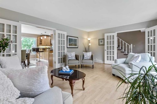 39 Canova Close Sw, Calgary, AB - Indoor Photo Showing Living Room