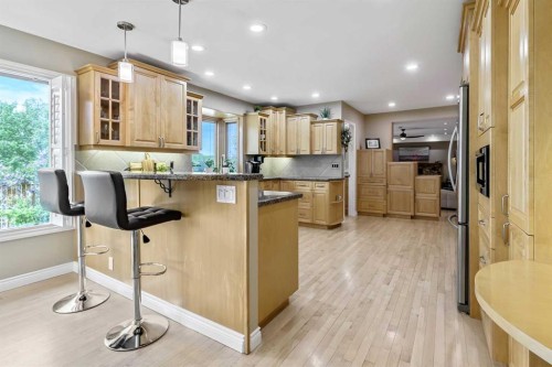 39 Canova Close Sw, Calgary, AB - Indoor Photo Showing Kitchen