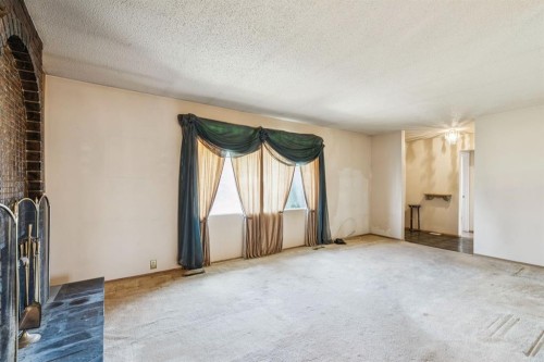 1132 Hunterston Hill Nw, Calgary, AB - Indoor Photo Showing Other Room
