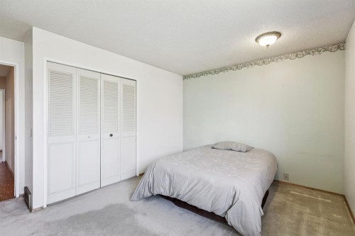 1132 Hunterston Hill Nw, Calgary, AB - Indoor Photo Showing Bedroom