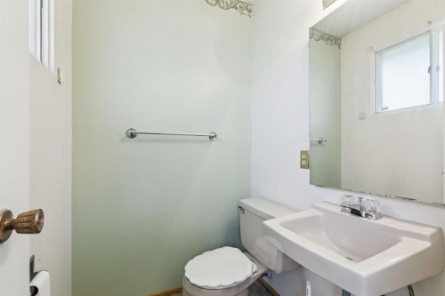 1132 Hunterston Hill Nw, Calgary, AB - Indoor Photo Showing Bathroom