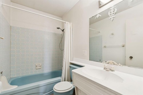 1132 Hunterston Hill Nw, Calgary, AB - Indoor Photo Showing Bathroom