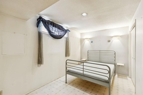 1132 Hunterston Hill Nw, Calgary, AB - Indoor Photo Showing Bedroom