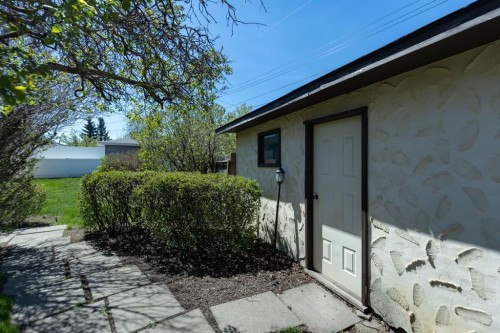 1132 Hunterston Hill Nw, Calgary, AB - Outdoor