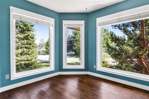876 Shawnee Drive Sw, Calgary, AB - Indoor Photo Showing Living Room