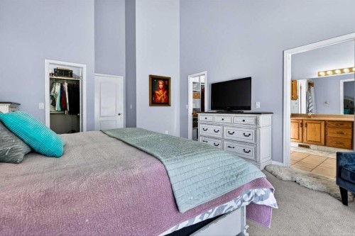 876 Shawnee Drive Sw, Calgary, AB - Indoor Photo Showing Bedroom
