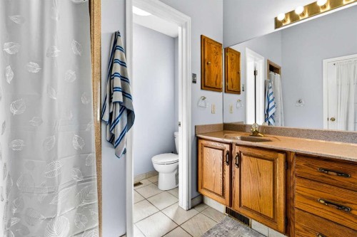 876 Shawnee Drive Sw, Calgary, AB - Indoor Photo Showing Bathroom