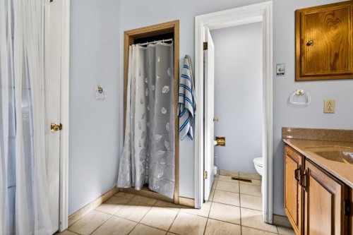 876 Shawnee Drive Sw, Calgary, AB - Indoor Photo Showing Bathroom