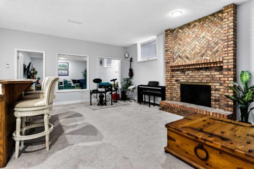 876 Shawnee Drive Sw, Calgary, AB - Indoor Photo Showing Other Room