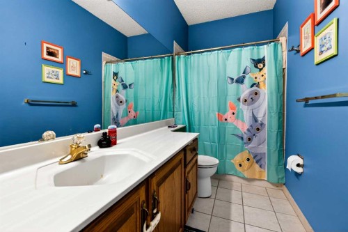 876 Shawnee Drive Sw, Calgary, AB - Indoor Photo Showing Bedroom