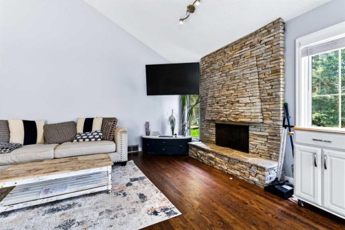 876 Shawnee Drive Sw, Calgary, AB - Indoor Photo Showing Kitchen With Upgraded Kitchen