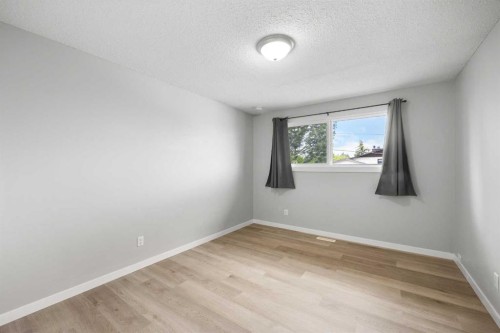 35 Bermuda Drive Nw, Calgary, AB - Indoor Photo Showing Other Room