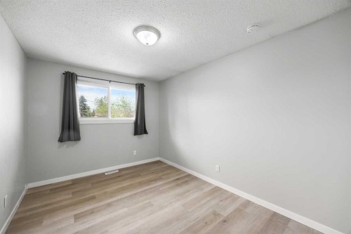 35 Bermuda Drive Nw, Calgary, AB - Indoor Photo Showing Other Room