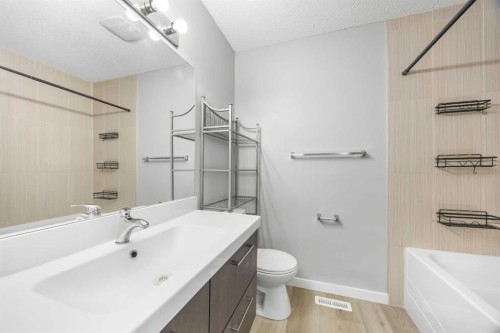 35 Bermuda Drive Nw, Calgary, AB - Indoor Photo Showing Bathroom