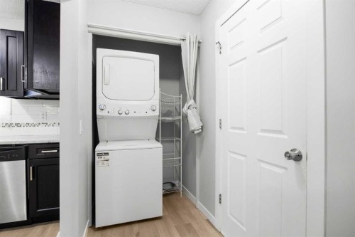 35 Bermuda Drive Nw, Calgary, AB - Indoor Photo Showing Laundry Room