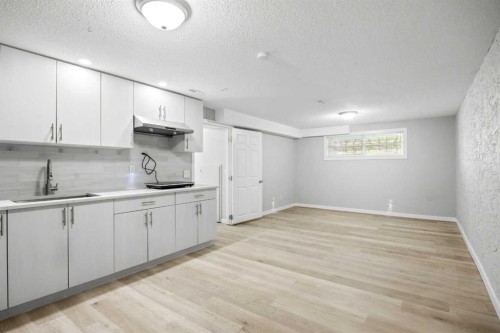 35 Bermuda Drive Nw, Calgary, AB - Indoor Photo Showing Kitchen